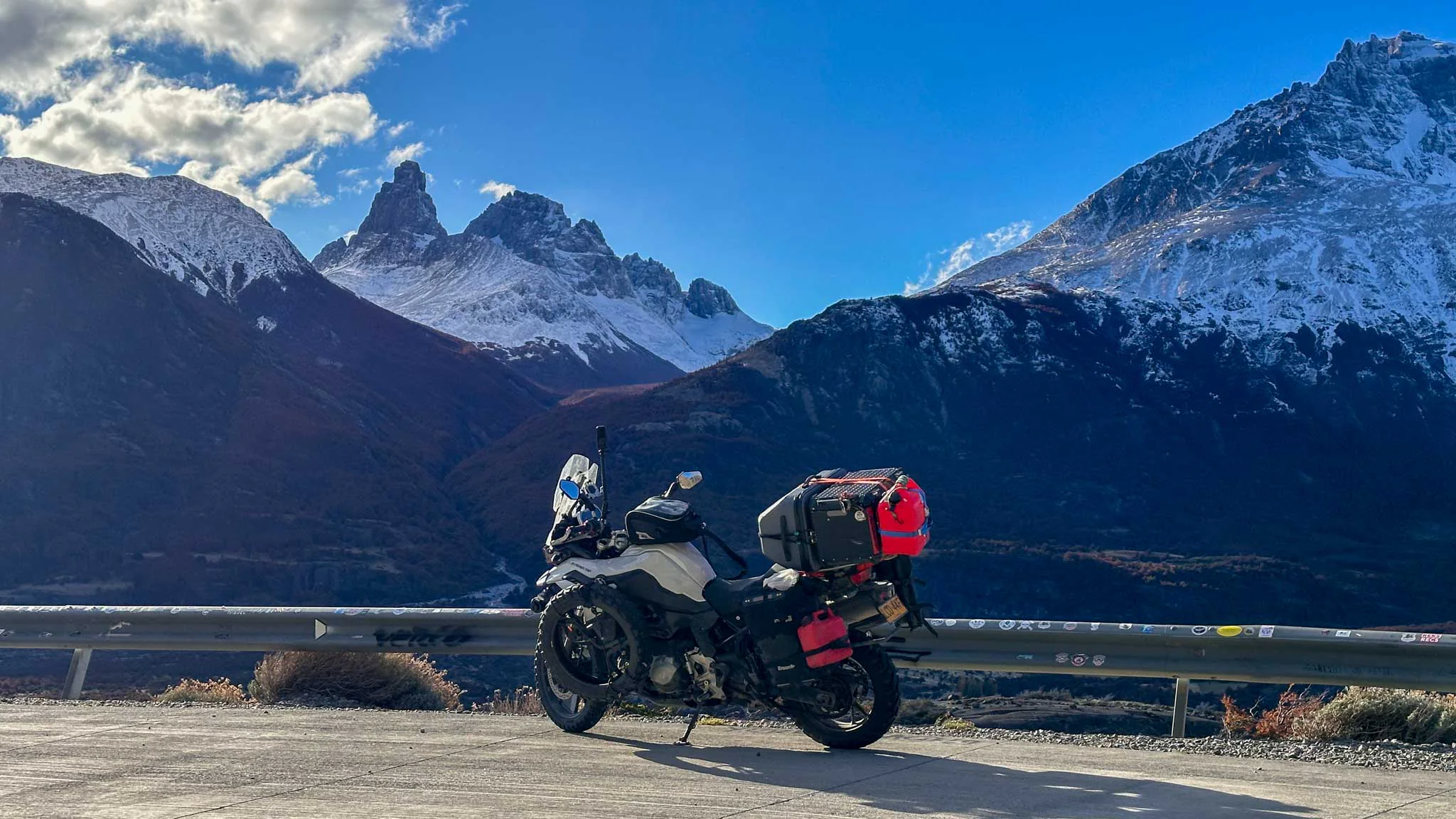 Una moto de viaje frente a las montañas de los Andes.
